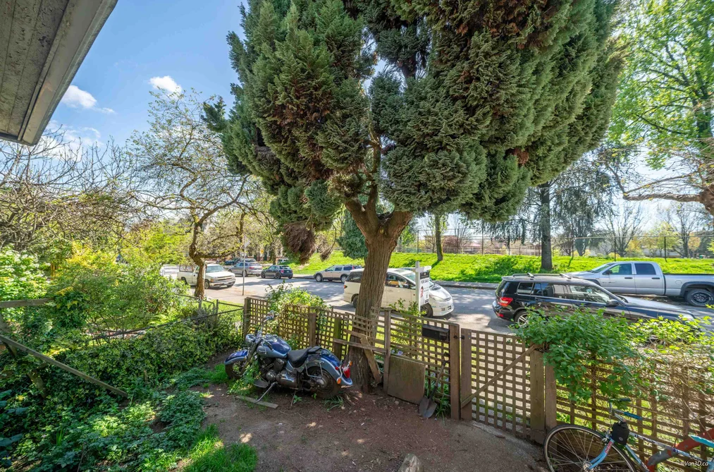 House for sale at 655 E Pender Street Vancouver British Columbia - MLS: R3116527