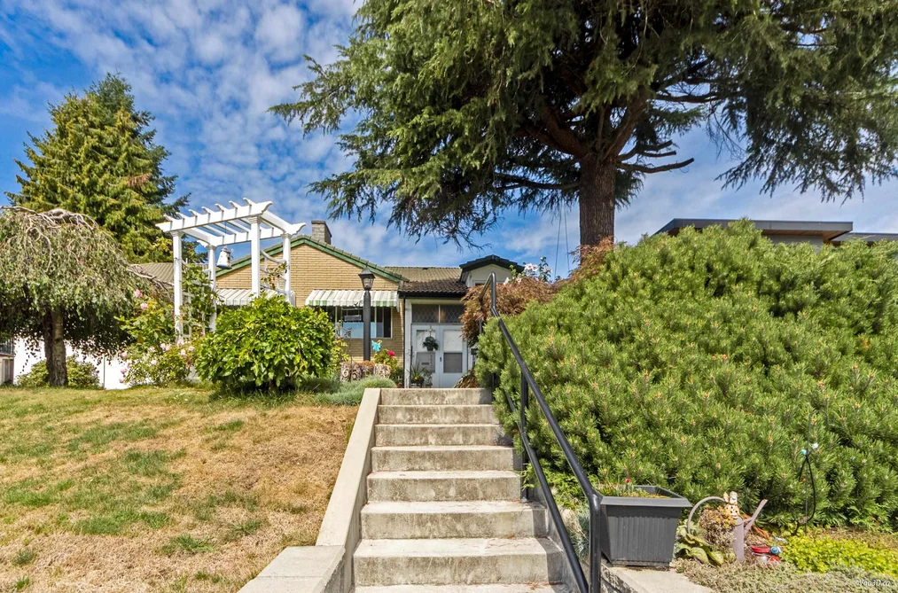 6593 LOCHDALE STREET, Burnaby BC V5B 2M7, Burnaby BC — Residential for Sale - Photo 2