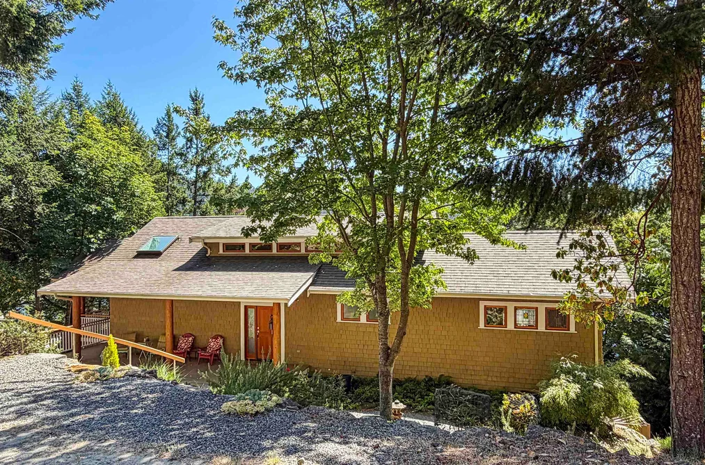 House for sale at 6608 Razor Point Road Pender Island British Columbia - MLS: R3137476