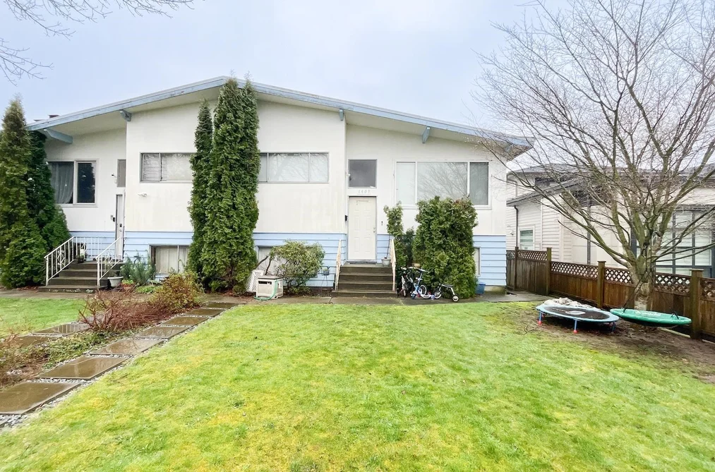 Duplex for sale at 6609-6611 Lakeview Avenue Burnaby British Columbia - MLS: R3098764