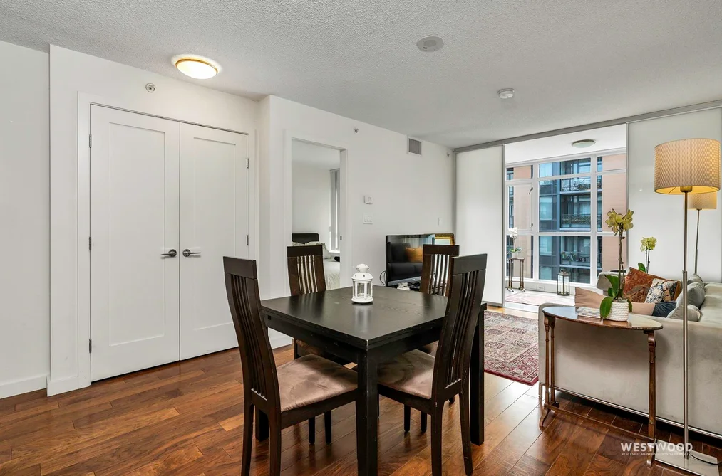 Condo for sale at 661 2080 W Broadway Vancouver British Columbia - MLS: R3164285