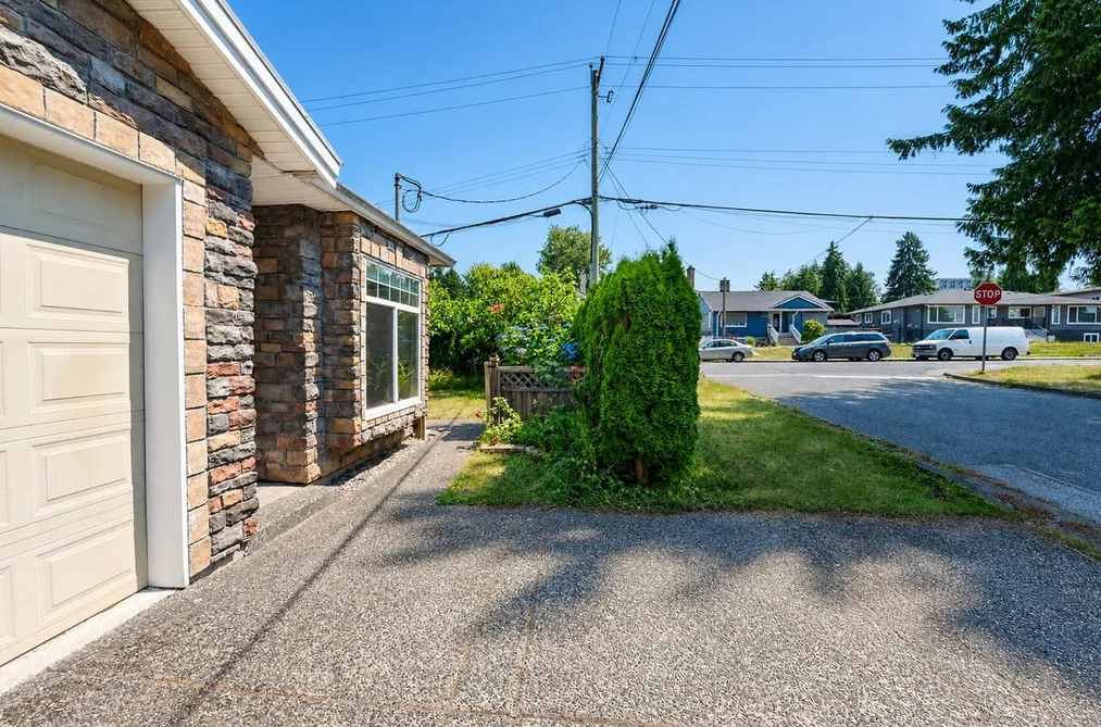 6890 KOALA CRESCENT, Burnaby, BC — Residential for Sale — Photo 5 of 37