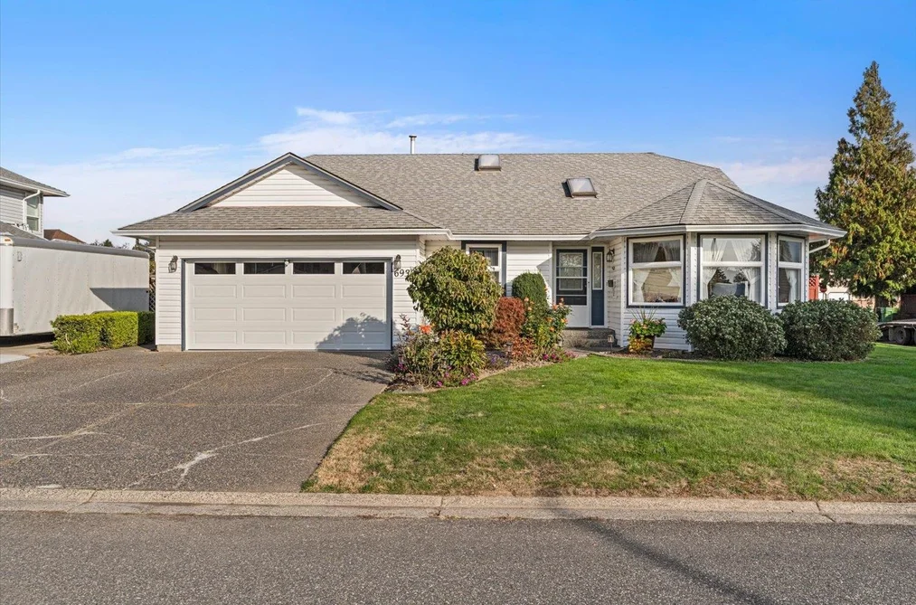 6930 Coach Lamp Dr, Chilliwack, BC - MLS: R3174558