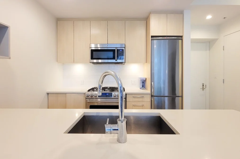 706 9080 UNIVERSITY CRESCENT, Burnaby BC V5A 0B7, Burnaby BC — Residential for Sale — Photo 4 of 23