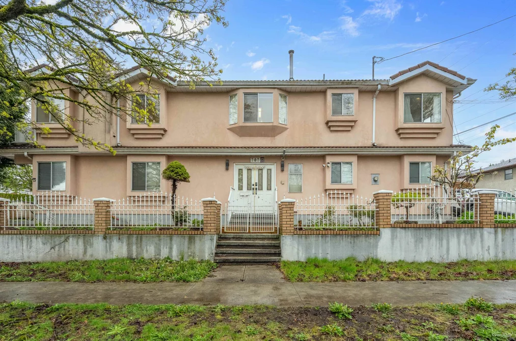 House for sale at 707 E 63rd Avenue Vancouver British Columbia - MLS: R3112489