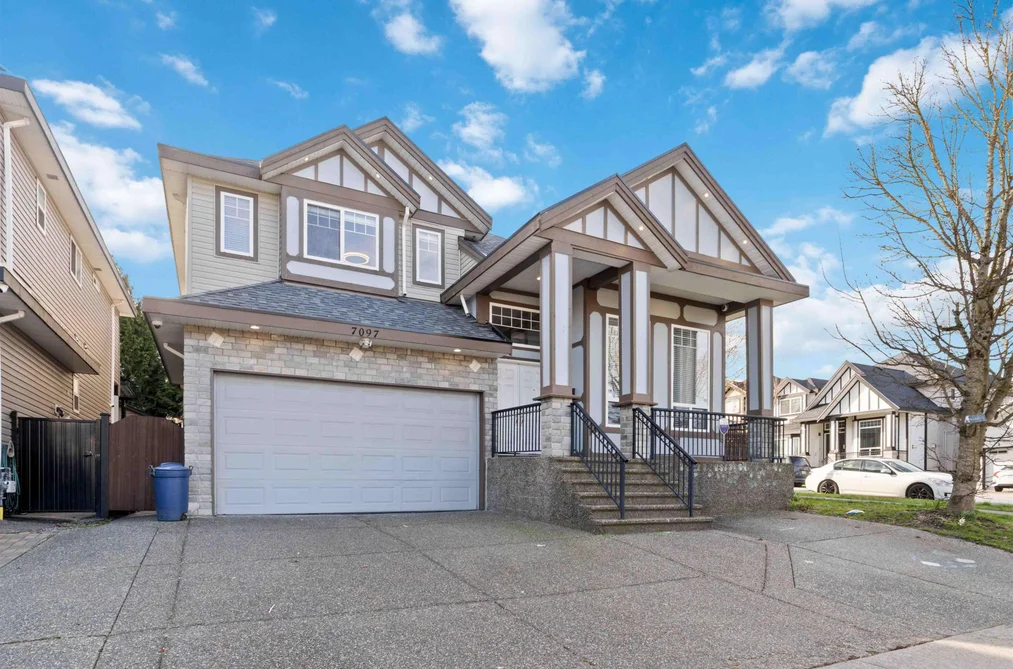 House for sale at 7097 149a Street Surrey British Columbia - MLS: R3104921