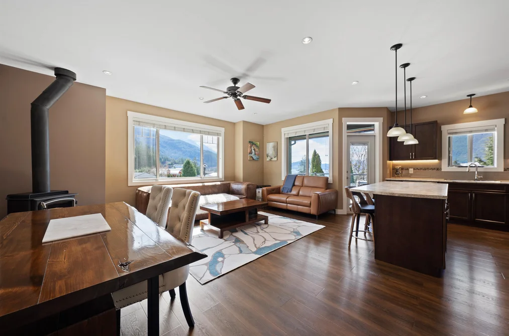746 UPPER CRESCENT, Squamish BC V8B 1J2, Squamish BC — Residential for Sale - Photo 2