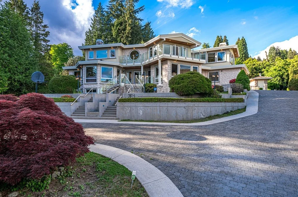 House for sale at 761 Eyremount Drive West Vancouver British Columbia - MLS: R3126387