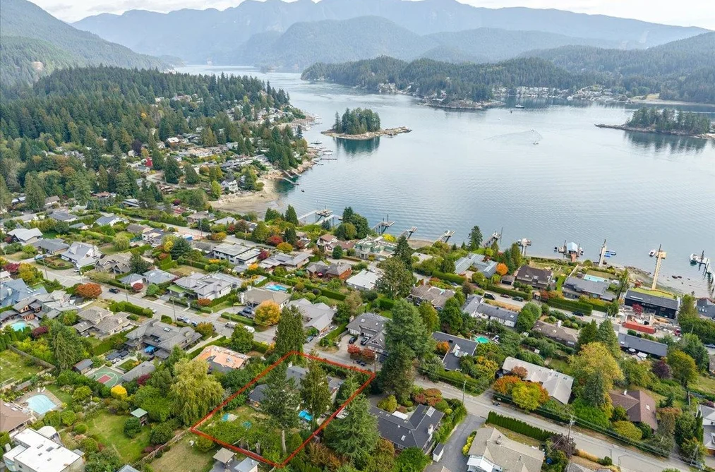 787 Roslyn Boulevard, North Vancouver, BC - House for Sale - Photo 11 of 39 787 Roslyn Boulevard, North Vancouver, BC - House for Sale - Photo 11 of 39