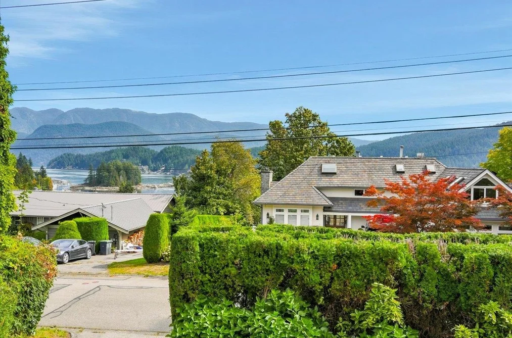 787 Roslyn Boulevard, North Vancouver, BC - House for Sale - Photo 14 of 39 787 Roslyn Boulevard, North Vancouver, BC - House for Sale - Photo 14 of 39