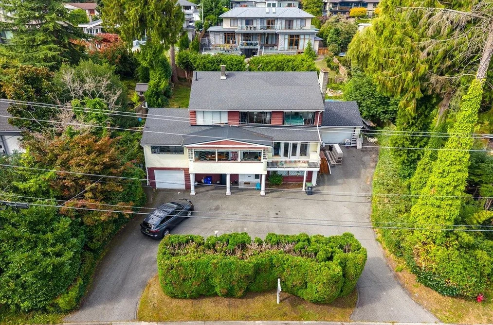 787 Roslyn Boulevard, North Vancouver, BC - House for Sale - Photo 3 of 39 787 Roslyn Boulevard, North Vancouver, BC - House for Sale - Photo 3 of 39