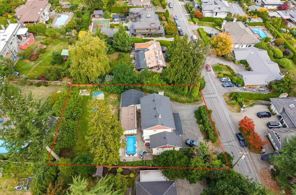 787 Roslyn Boulevard, North Vancouver, BC - House for Sale - Photo 6 of 39 787 Roslyn Boulevard, North Vancouver, BC - House for Sale - Photo 6 of 39