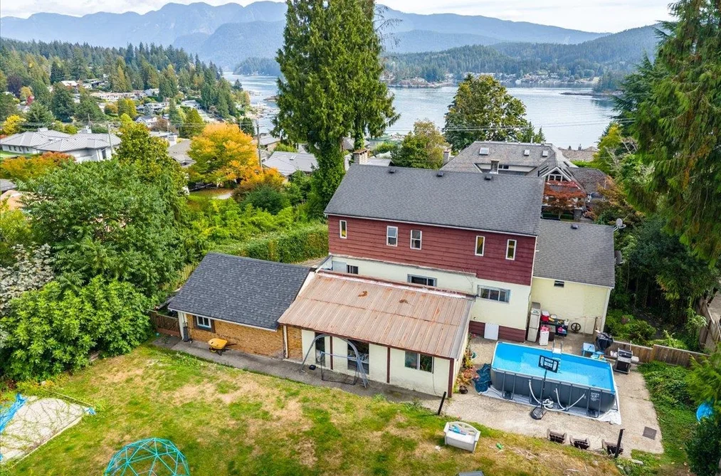 787 Roslyn Boulevard, North Vancouver, BC - House for Sale - Photo 8 of 39 787 Roslyn Boulevard, North Vancouver, BC - House for Sale - Photo 8 of 39