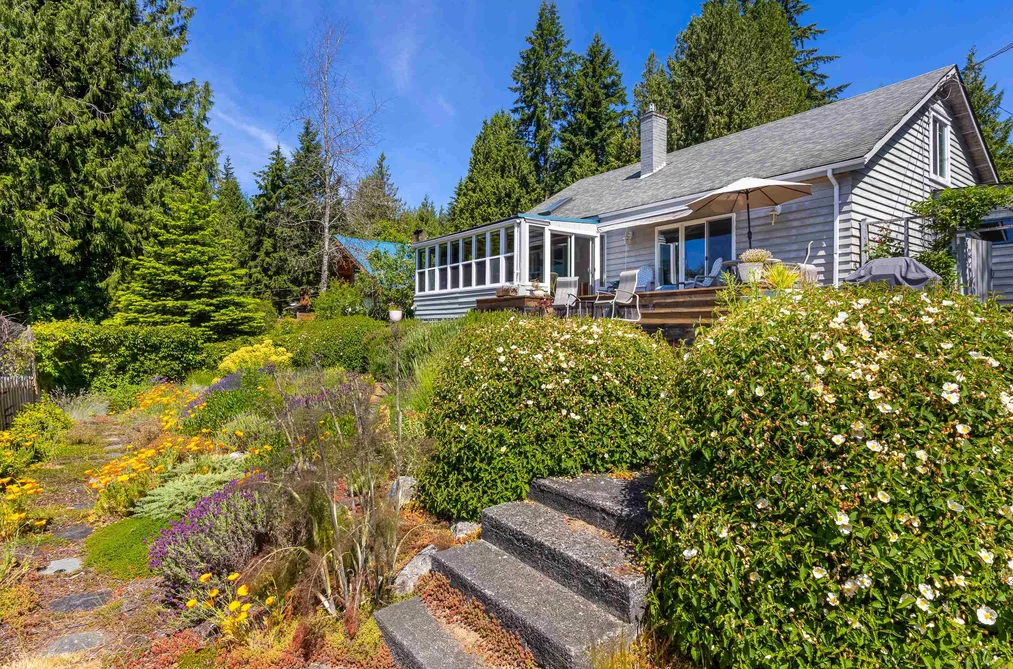 House for sale at 7974 Redrooffs Road Halfmoon Bay British Columbia - MLS: R3131869