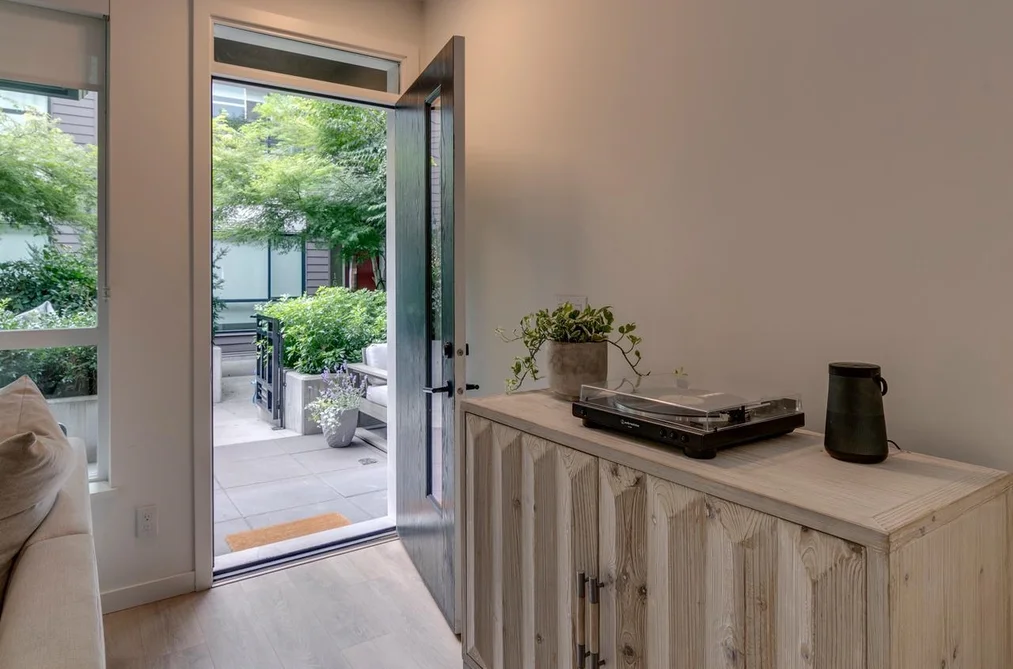 8 533 E 3RD STREET, North Vancouver BC V7L 1G4, North Vancouver BC — Residential for Sale - Photo 3