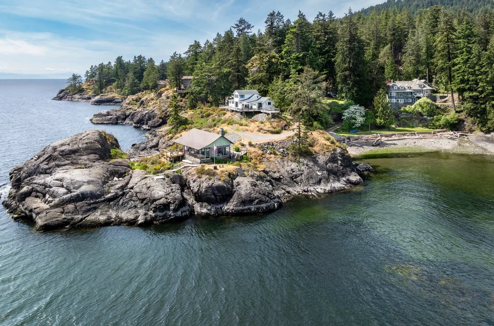 House for sale at 8 Arbutus Bay Road Bowen Island British Columbia - MLS: R3143544