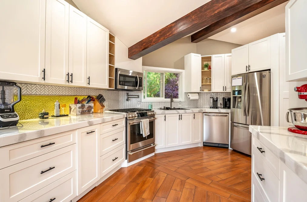 8042 Dogwood Dr, Halfmoon Bay, BC - MLS: R3174245