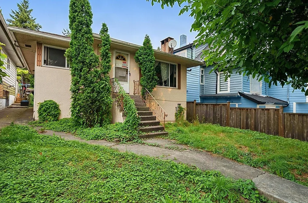 House for sale at 8247 10th Avenue Burnaby British Columbia - MLS: R3154707