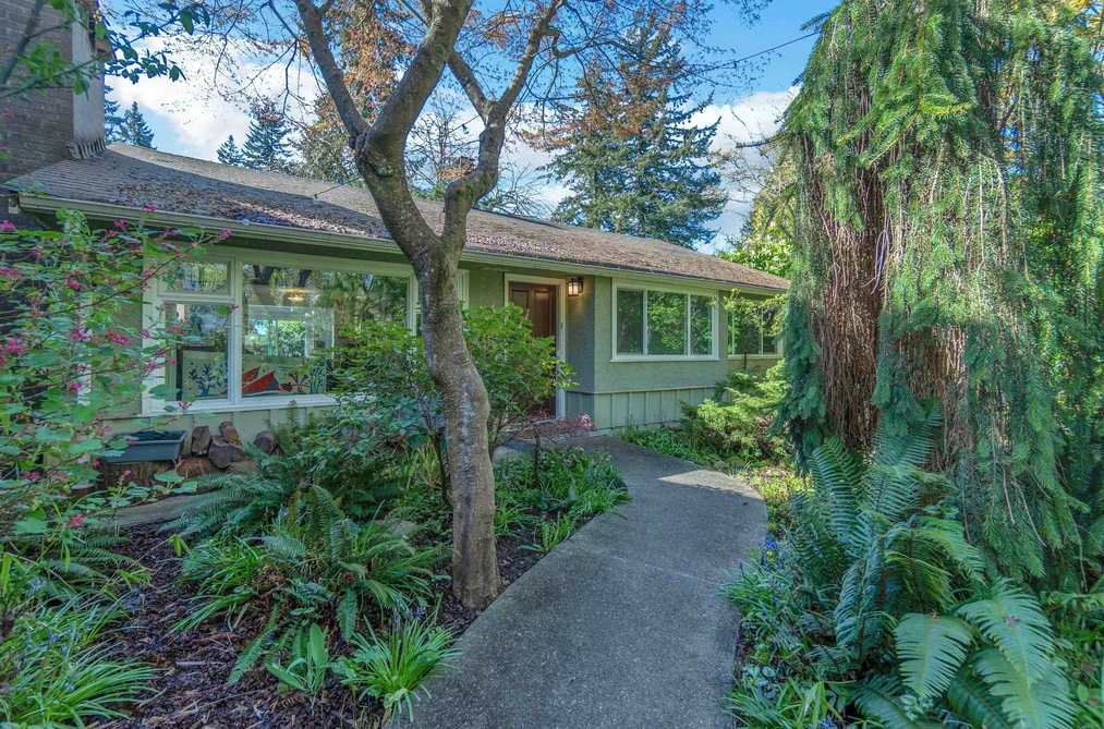 House for sale at 825 W 20th Street North Vancouver British Columbia - MLS: R3113276