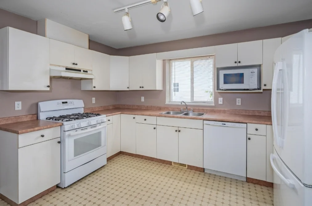 8258 WHARTON PLACE, Mission BC V2V 7A4, Mission BC — Residential for Sale — Photo 6 of 40