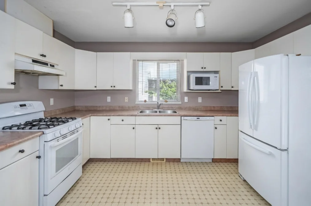 8258 WHARTON PLACE, Mission BC V2V 7A4, Mission BC — Residential for Sale — Photo 7 of 40