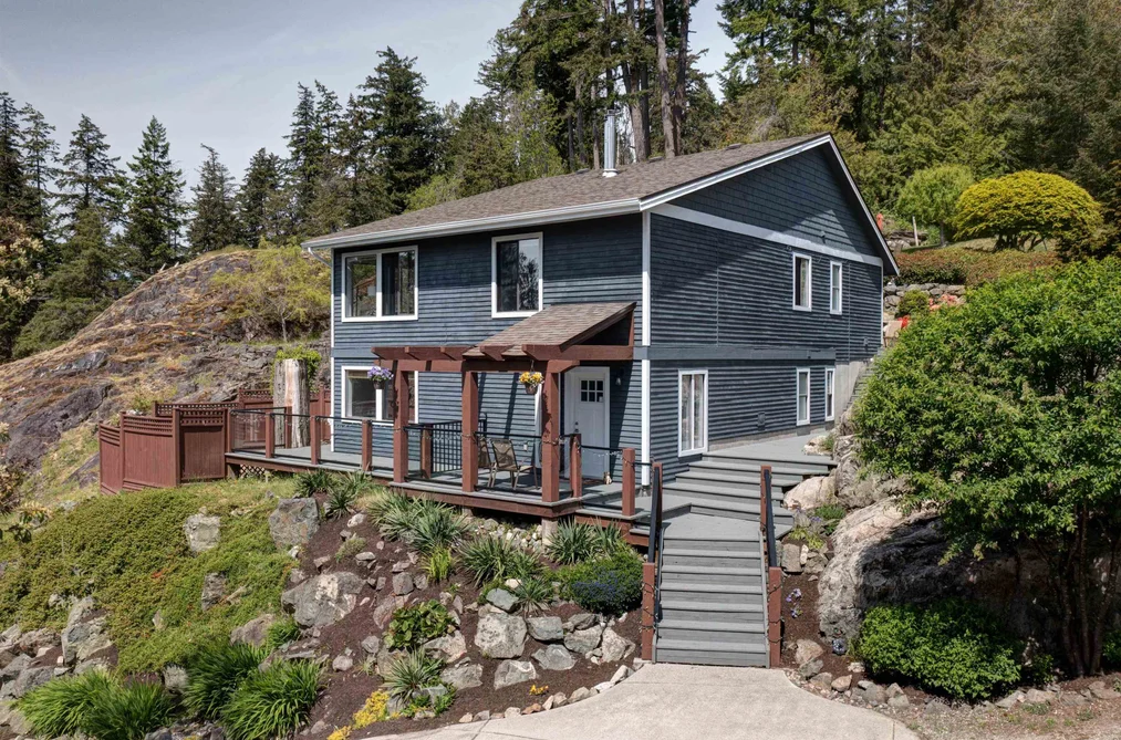 House for sale at 8362 Redrooffs Road Halfmoon Bay British Columbia - MLS: R3088760