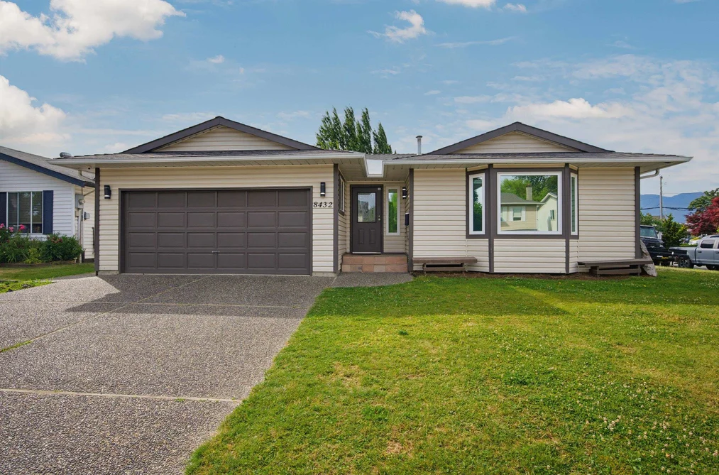 8432 PIPER CRESCENT, Chilliwack BC V2P 7R8, Chilliwack BC — Residential for Sale — Photo 2 of 33