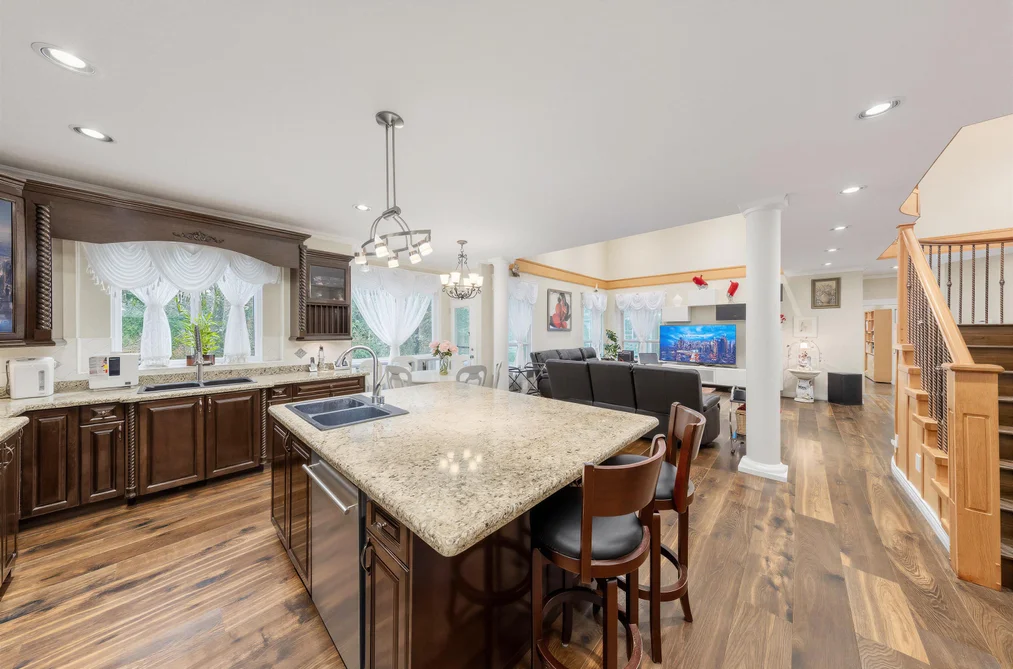 8450 168 Street, Surrey, BC - House for Sale - Photo 11 of 40 8450 168 Street, Surrey, BC - House for Sale - Photo 11 of 40