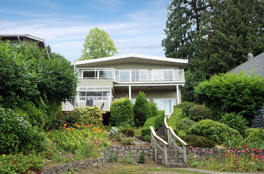 House for sale at 850 Esquimalt Avenue West Vancouver British Columbia - MLS: R3043583
