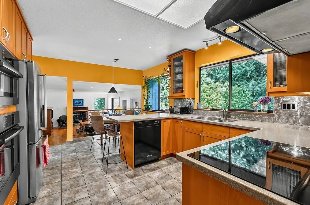 8568 Bedora Place, West Vancouver, BC - House for Sale - Photo 6 of 40 8568 Bedora Place, West Vancouver, BC - House for Sale - Photo 6 of 40
