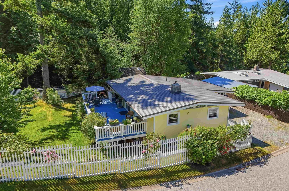 868 UPPER CRESCENT, Britannia Beach BC V8B 1J2, Britannia Beach BC — Residential for Sale — Photo 2 of 27