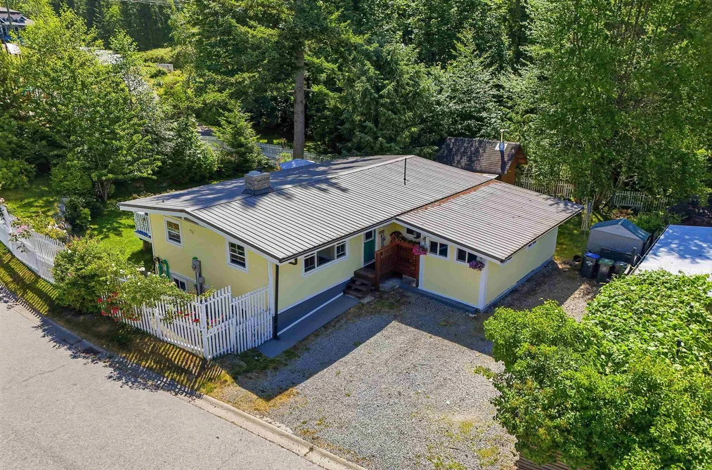868 UPPER CRESCENT, Britannia Beach BC V8B 1J2, Britannia Beach BC — Residential for Sale — Photo 3 of 27