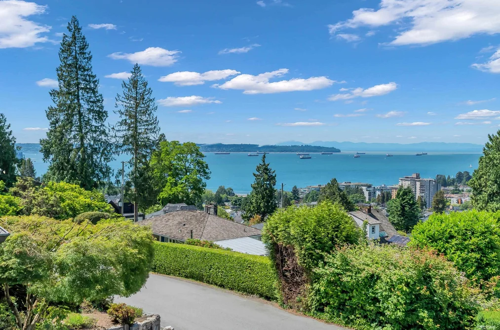 House for sale at 870 Leyland Street West Vancouver British Columbia - MLS: R3135950