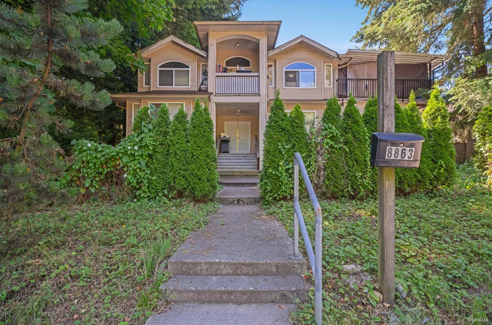 House for sale at 8863 King George Boulevard Surrey British Columbia - MLS: R3150237