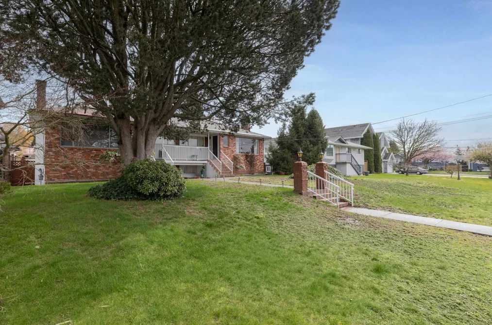 892-894 INVERGARRY AVENUE, Burnaby BC V5B 4M8, Burnaby BC — Residential Income for Sale - Photo 2