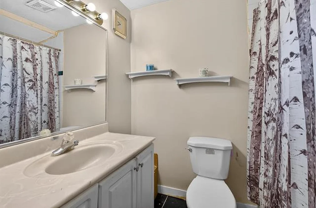 8927 146A Street, Surrey, BC - House for Sale - Photo 8 of 23 8927 146A Street, Surrey, BC - House for Sale - Photo 8 of 23