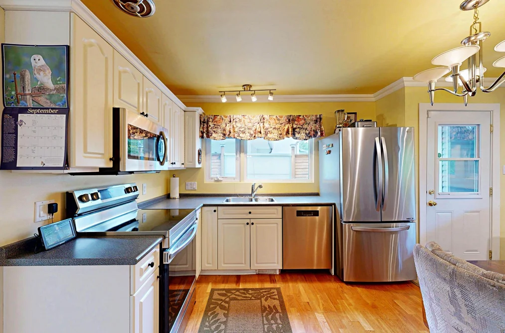 901 Dundonald Dr, Port Moody, BC - MLS: R3165126