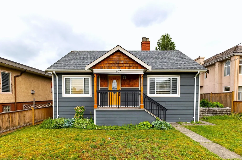 House for sale at 907 Sixth Street New Westminster British Columbia - MLS: R3128993