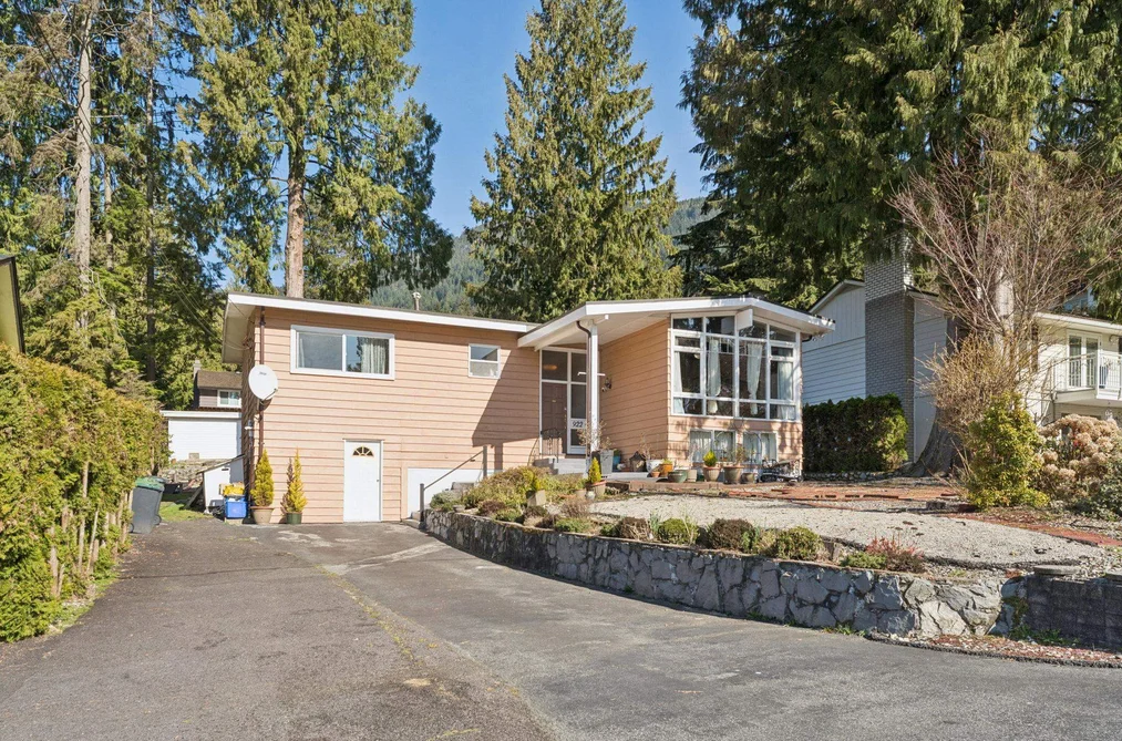 House for sale at 922 Canyon Boulevard North Vancouver British Columbia - MLS: R3121545