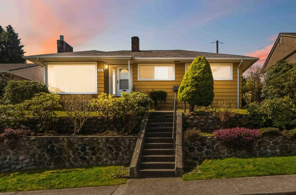 House for sale at 922 Surrey Street New Westminster British Columbia - MLS: R3107172