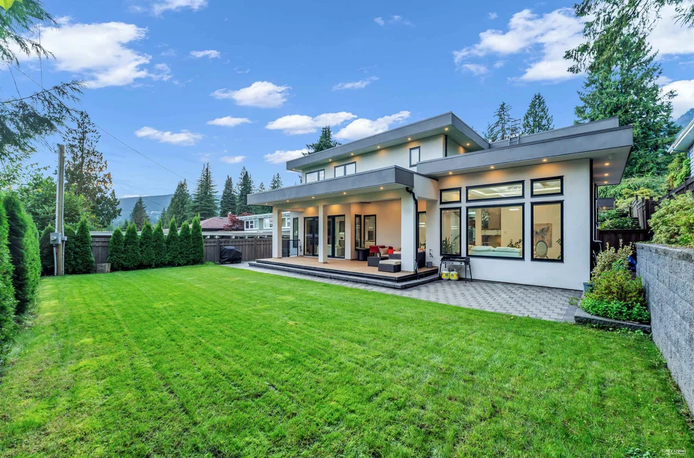 House for sale at 929 Canyon Boulevard North Vancouver British Columbia - MLS: R3116423