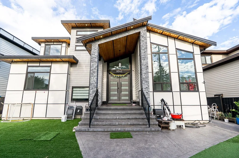 House for sale at 9342 156 Street Surrey British Columbia - MLS: R3157653