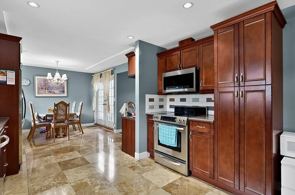 937 KINSAC STREET, Coquitlam BC V3J 4T8, Coquitlam BC — Residential for Sale — Photo 11 of 39