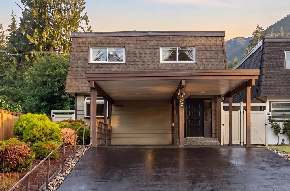 House for sale at 942 Montroyal Boulevard North Vancouver British Columbia - MLS: R3133573