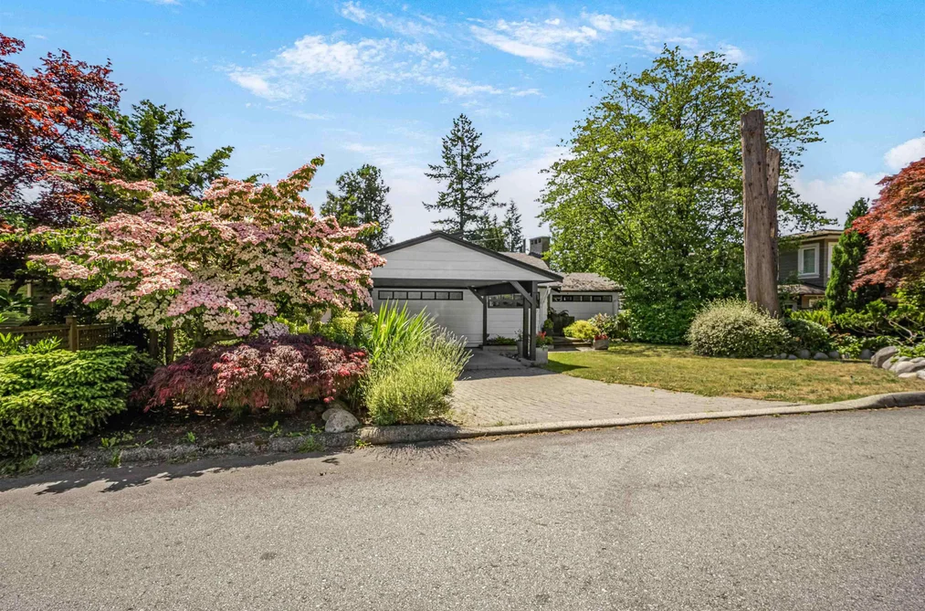 947 EVERGREEN PLACE, North Vancouver BC V7R 1R5, North Vancouver BC — Residential for Sale — Photo 2 of 33