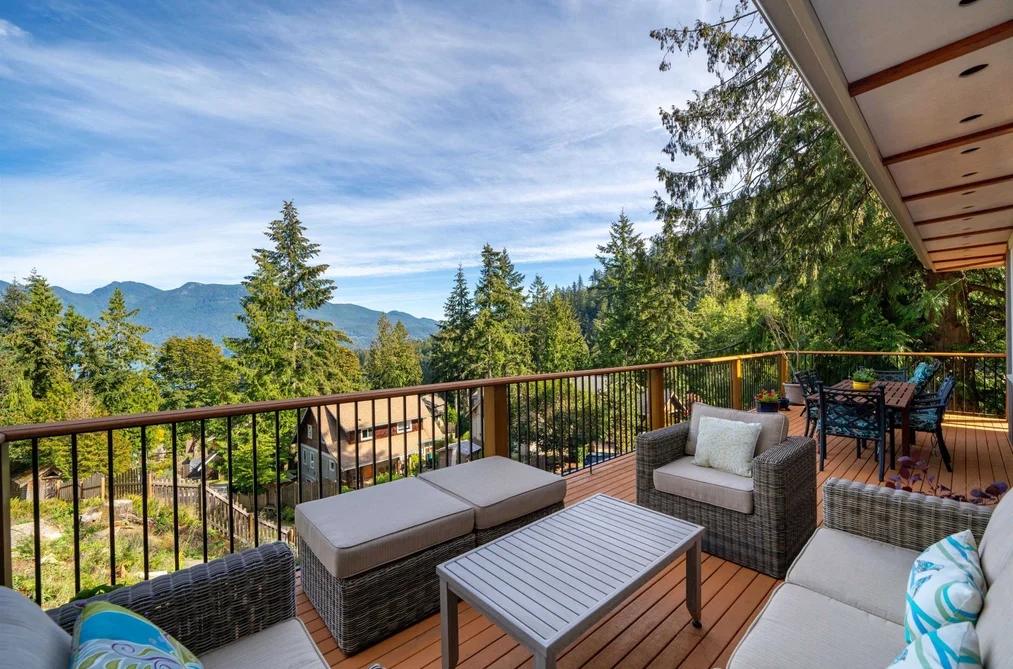 House for sale at 947 Village Drive Bowen Island British Columbia - MLS: R3143634