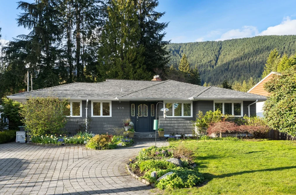 House for sale at 956 Belvista Crescent North Vancouver British Columbia - MLS: R3109444