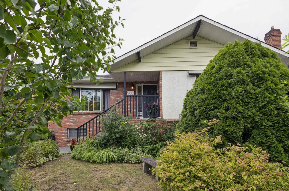 House for sale at 960 Cliff Avenue Burnaby British Columbia - MLS: R3146129