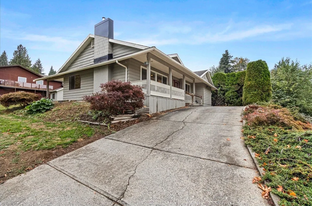 9951 Hillcrest Drive, Chilliwack, BC - MLS: R3162196 - Photo 2 9951 Hillcrest Drive, Chilliwack, BC - MLS: R3162196 - Photo 2