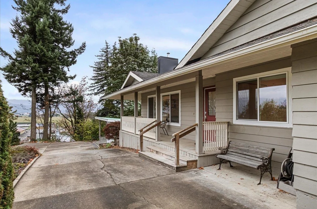 9951 Hillcrest Drive, Chilliwack, BC - MLS: R3162196 - Photo 3 9951 Hillcrest Drive, Chilliwack, BC - MLS: R3162196 - Photo 3